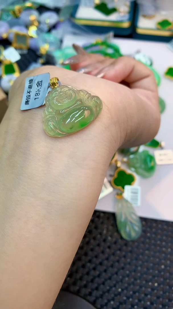 颈饰18K金镶嵌翡翠1