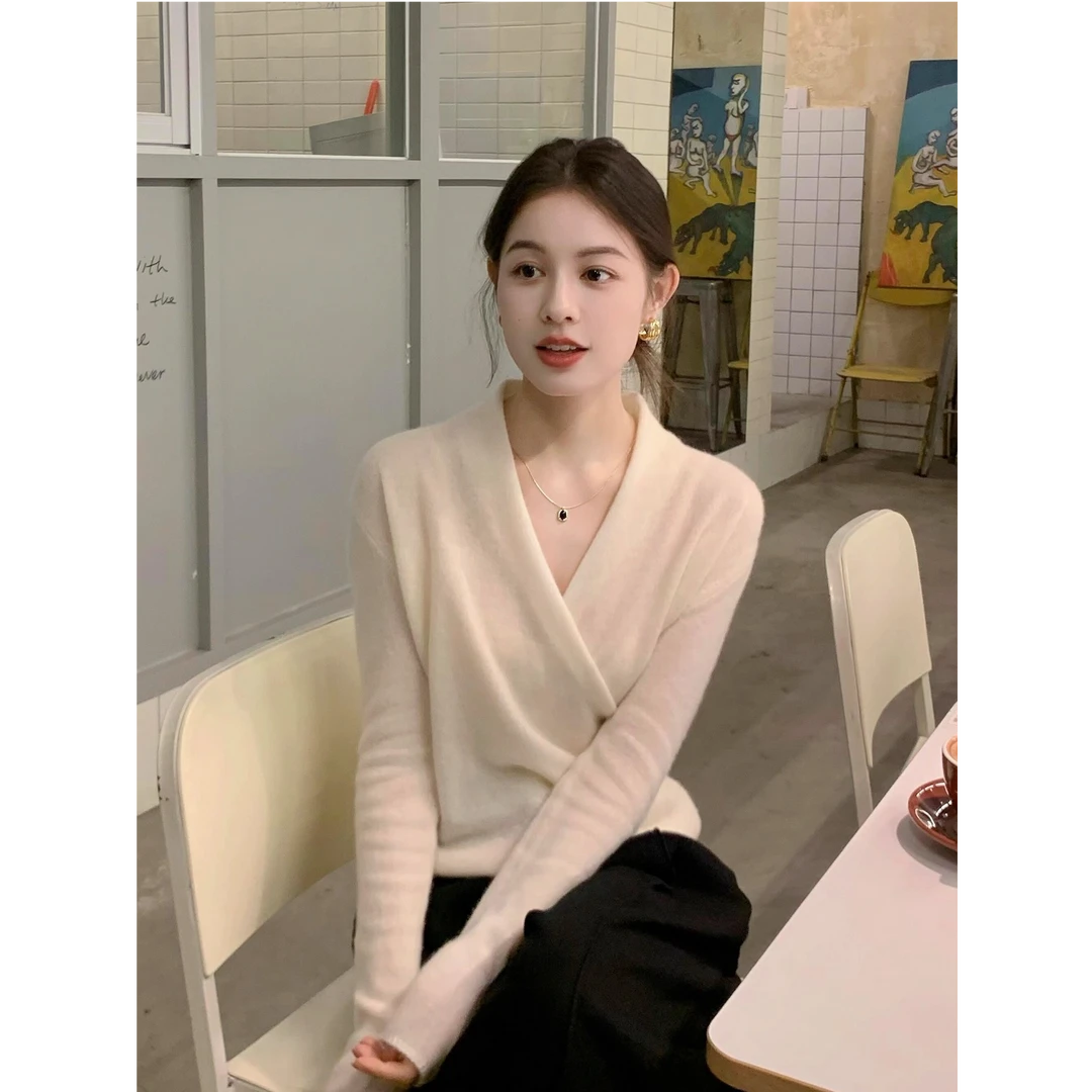 法式白色交叉V领针织衫女秋冬高级感气质内搭修身显瘦打底小上衣