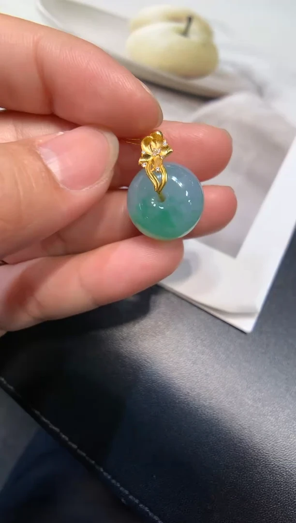 颈饰18K金镶嵌翡翠平安扣