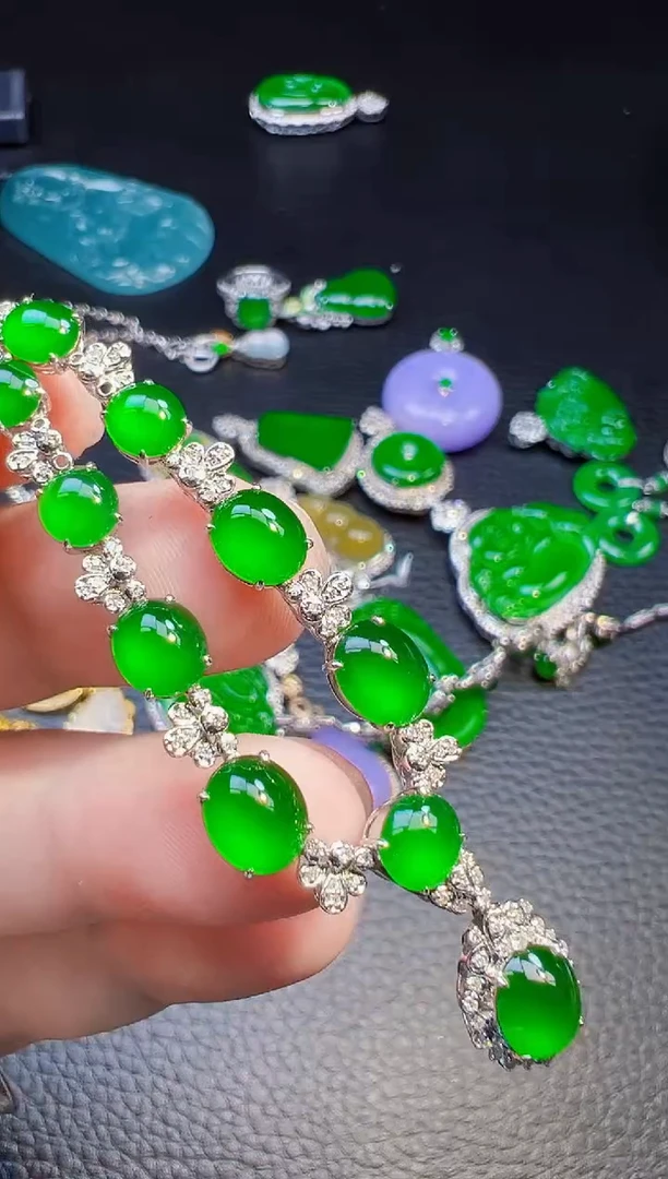 颈饰18K金镶嵌翡翠平**福翡翠