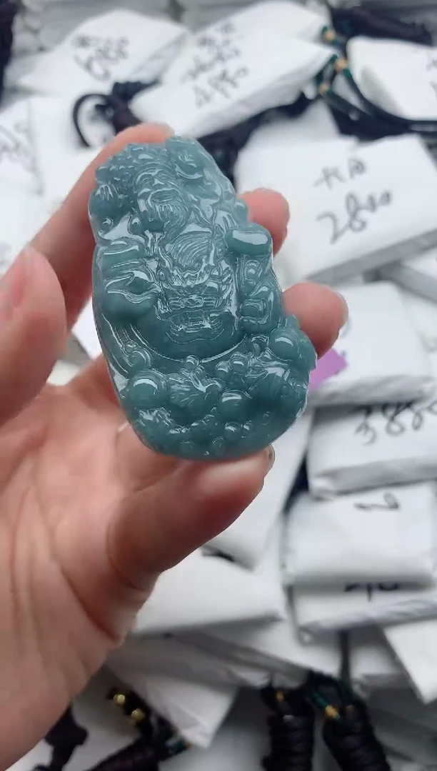 翡翠未镶嵌颈饰·