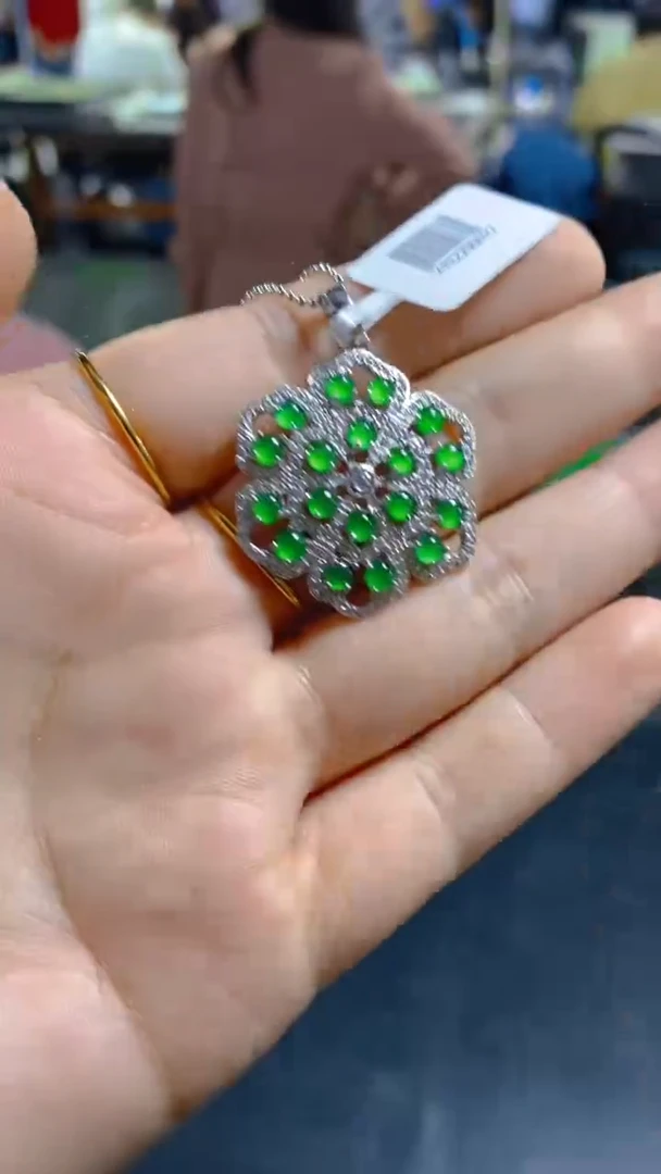 【闪购商品】翡翠吊坠(赠链)未镶嵌0715982074多样性发一