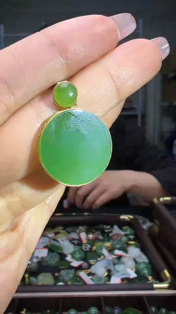 颈饰18K金镶嵌和田玉（多样性发货.发其一)12.30.14