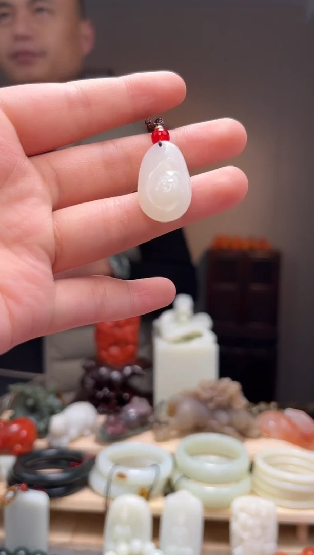 颈饰未镶嵌和田玉吊坠