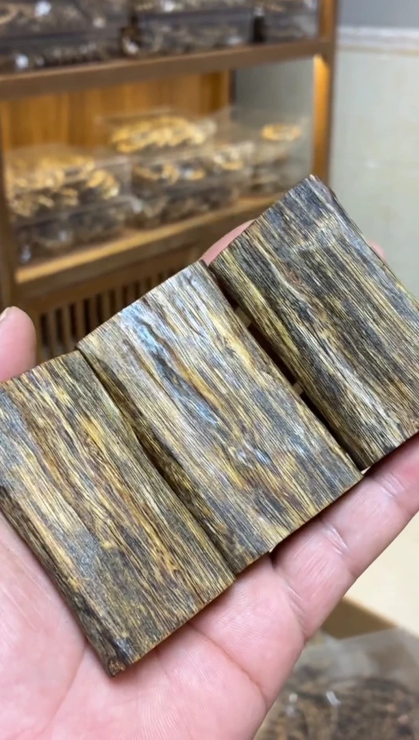 沉香吊坠 海南红金猊随型吊坠多样性发其一
