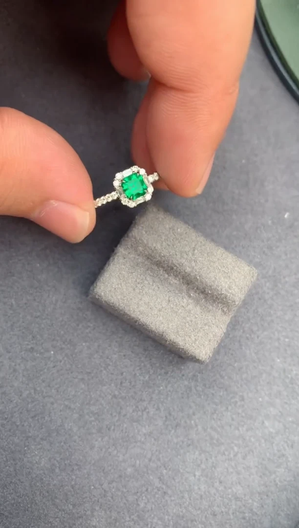 【闪购商品】祖母绿戒指18K金镶嵌51分祖母绿戒指