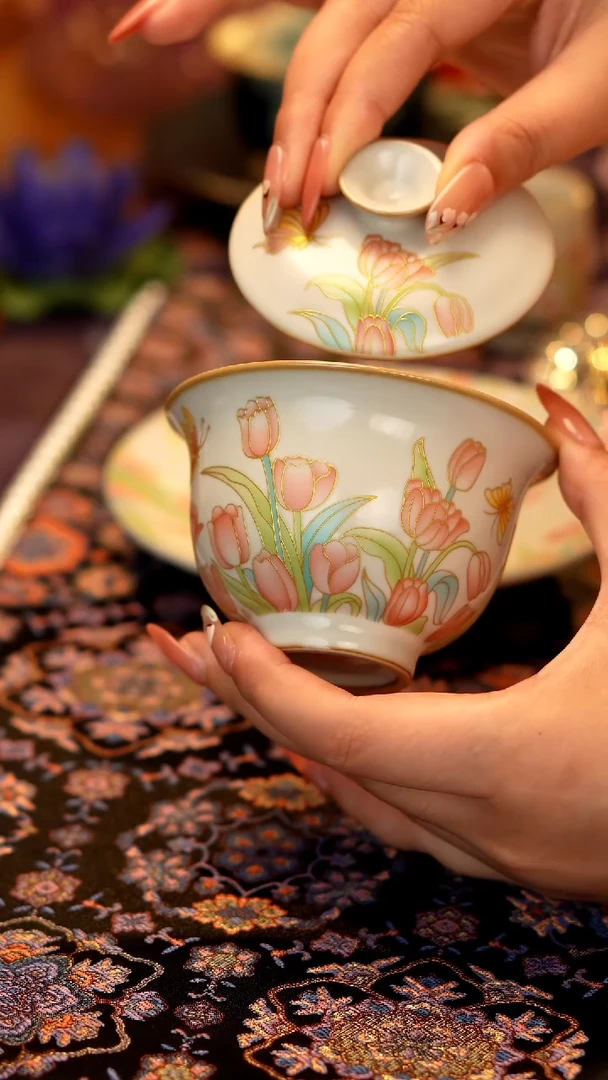 描金郁金香二才盖碗·······