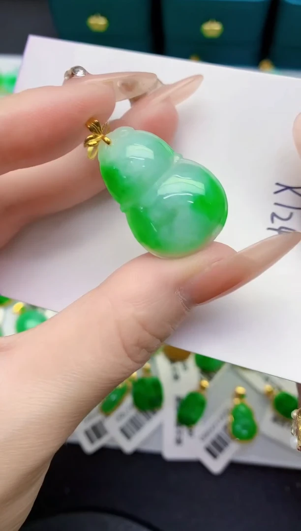 颈饰18K金镶嵌翡翠缅甸天然翡翠A货