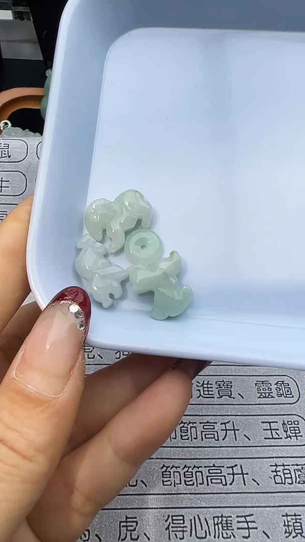 【闪购商品】翡翠挂件未镶嵌生肖虎，羊，狗，元宝，定制不退