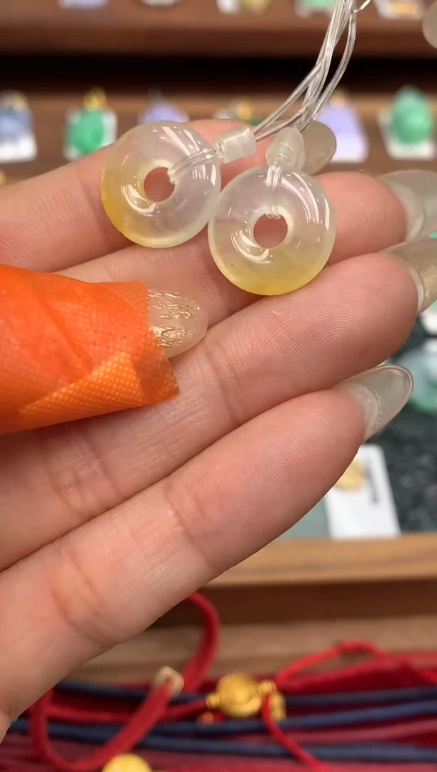 【闪购商品】翡翠颈饰未镶嵌甜甜圈一对