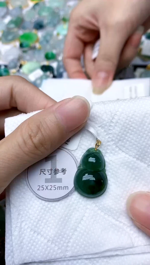 颈饰18K金镶嵌翡翠天然A货翡翠