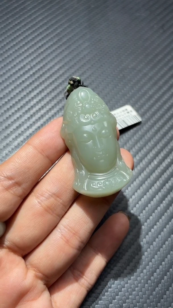 颈饰未镶嵌和田玉（青白玉）且末近矿吊坠微色差