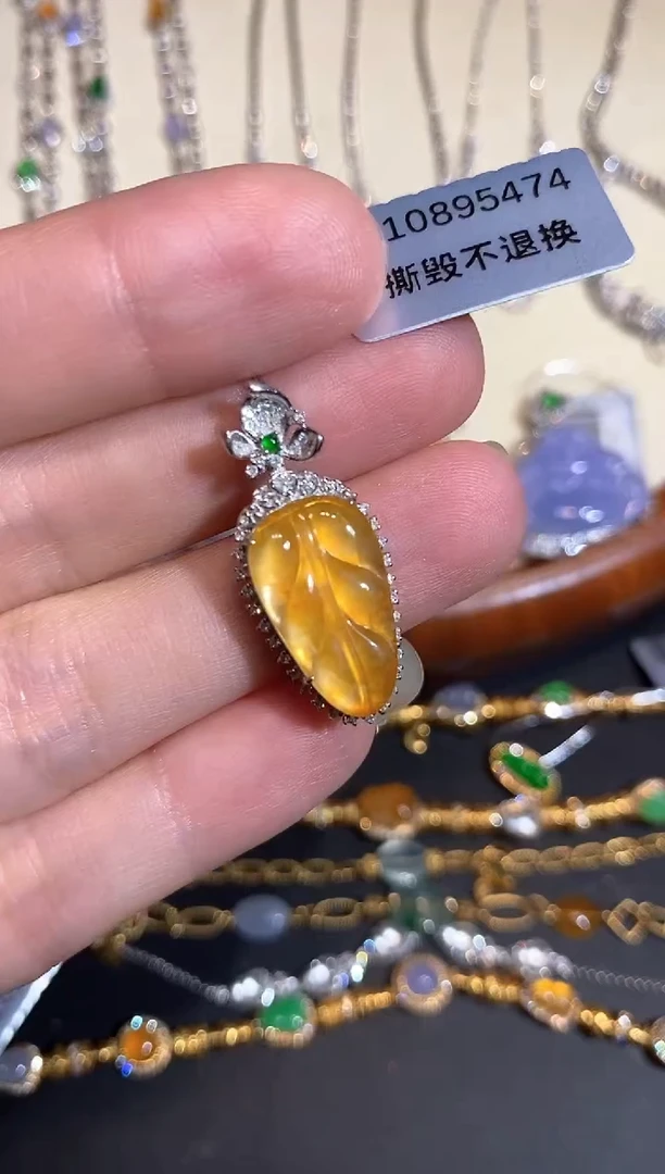 颈饰18K金镶嵌翡翠吊坠