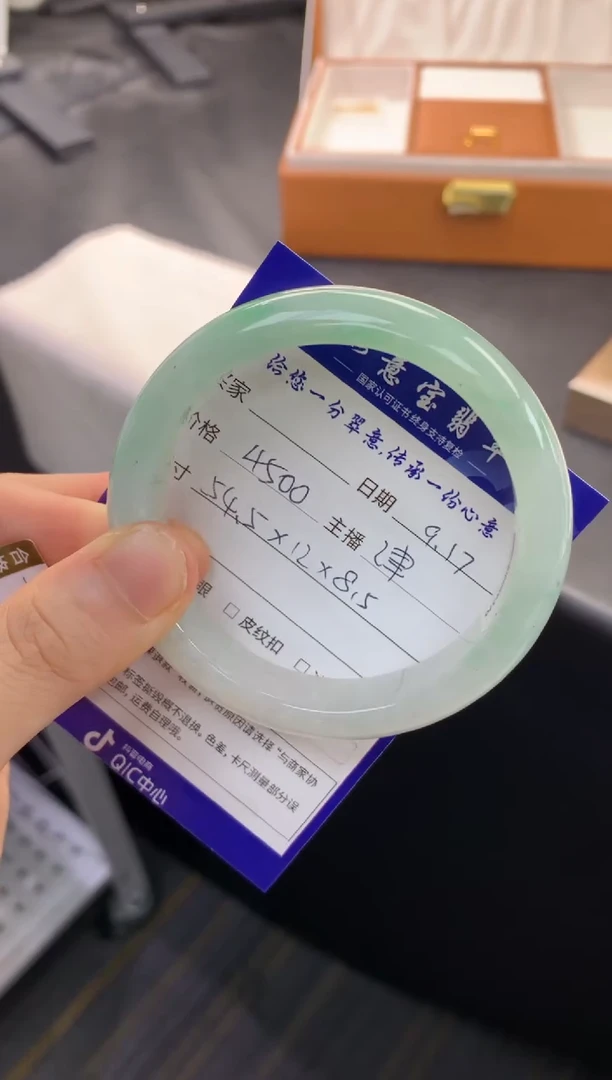 未镶嵌手镯翡翠退货需手镯吊牌标签完好