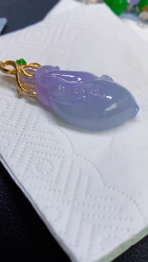 颈饰18K金镶嵌翡翠吊坠