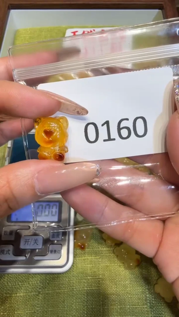 蜜蜡吊坠(不含链)未镶嵌【特价款】保真琥珀蜜蜡小熊不退不换-0160