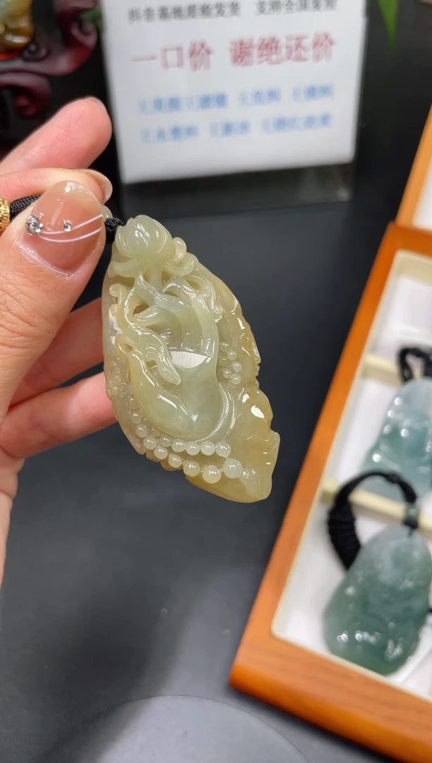 【闪购商品】翡翠颈饰未镶嵌佛手