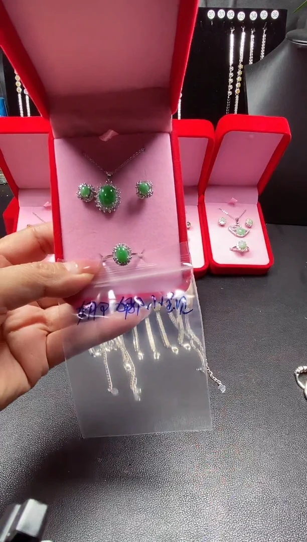 未镶嵌戒指翡翠娜***贝翡翠吊坠