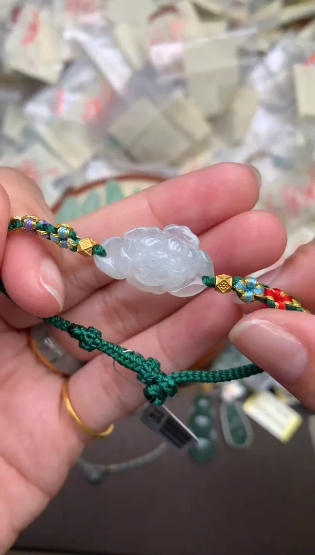 翡翠挂件未镶嵌  —