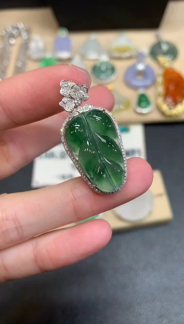 【闪购商品】翡翠颈饰18K金镶嵌叶子【无服务费】