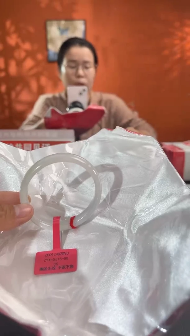 未镶嵌手镯（贵妃镯）翡翠翡翠手镯（微瑕）