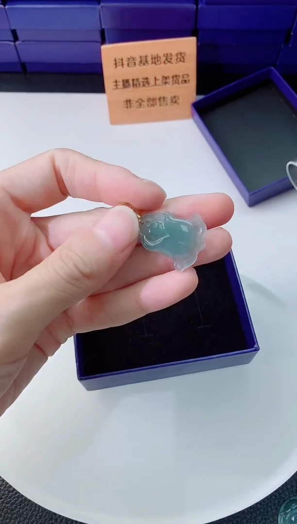 翡翠未镶嵌颈饰   `