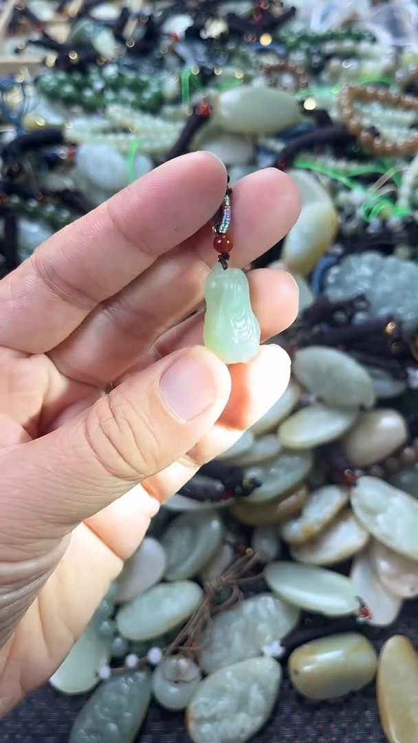 和田玉未镶嵌颈饰（多样性发一件）没有证书有瑕