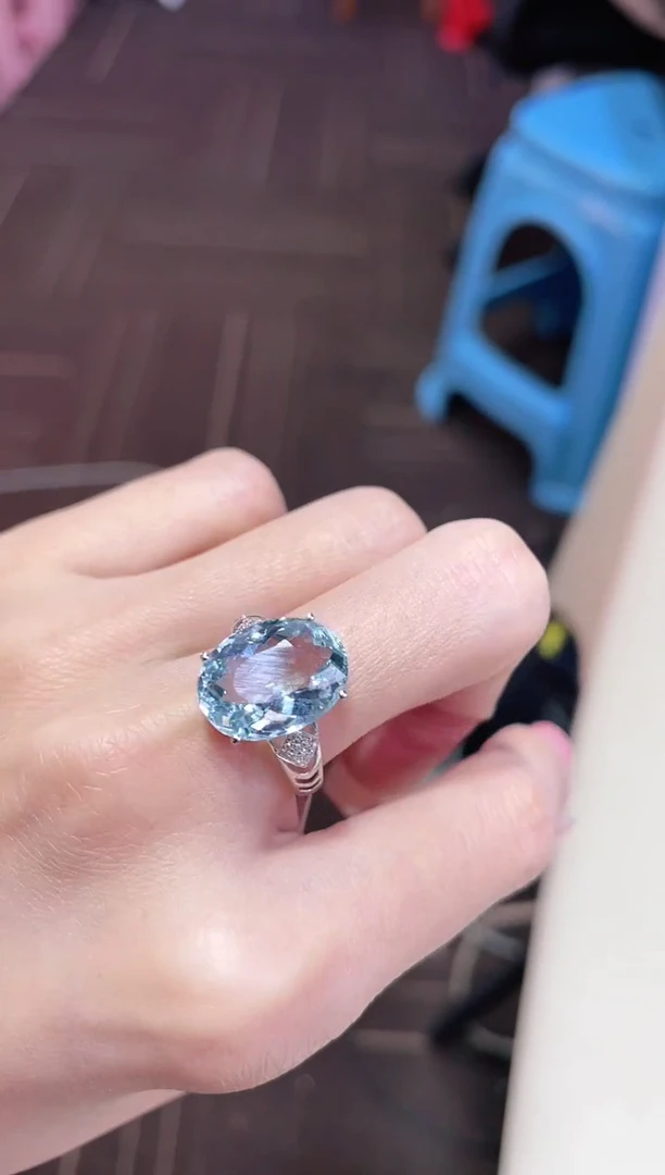 18K金镶嵌天然海蓝宝石戒指