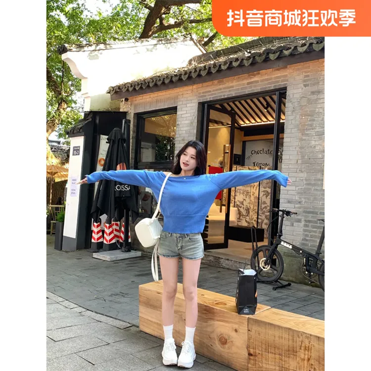 简约时尚通勤小众慵懒风显瘦百搭长袖上衣2024冬季高腰牛仔短裤女