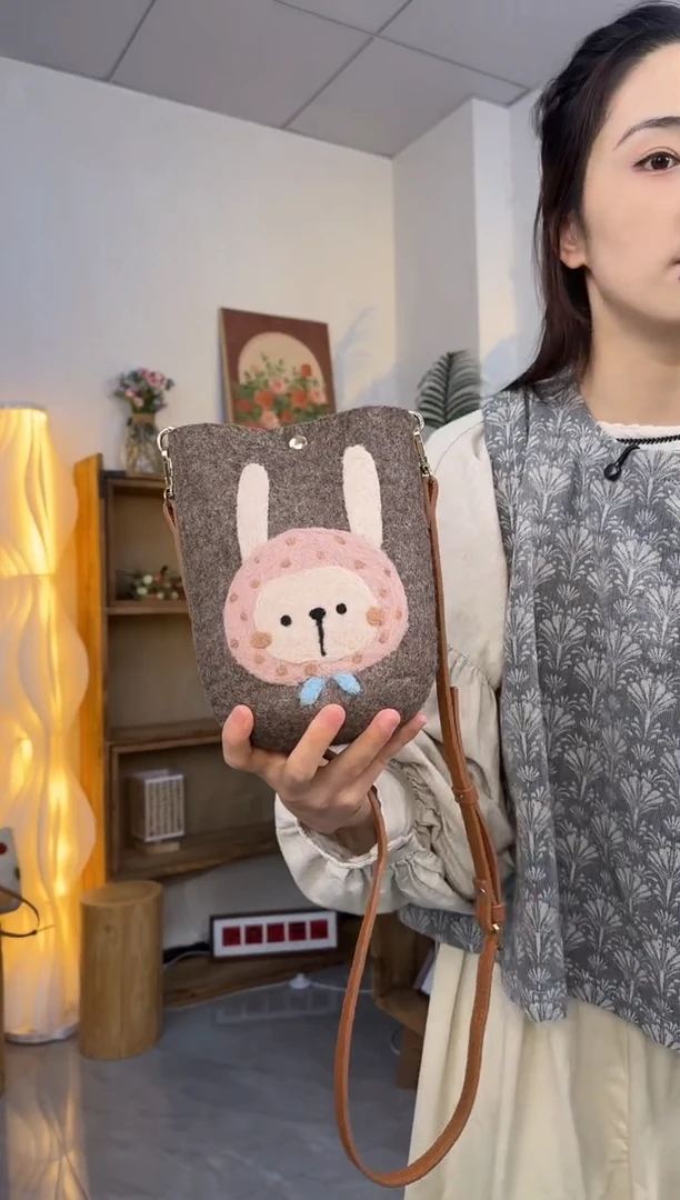 羊毛非遗纯手工包  手机包兔子