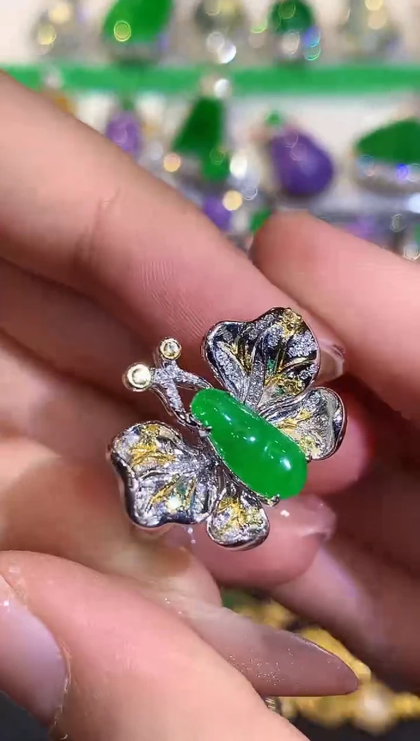 18K金镶嵌戒指翡翠多样性发其一