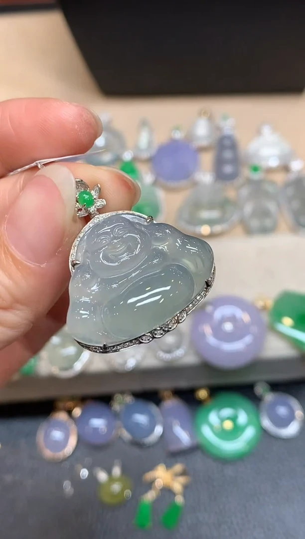 颈饰18K金镶嵌翡翠佛公【无服务费