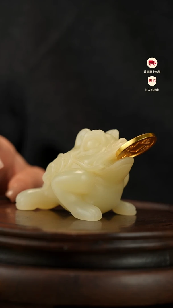 云南石竹叶青雕刻：三足金蟾摆件