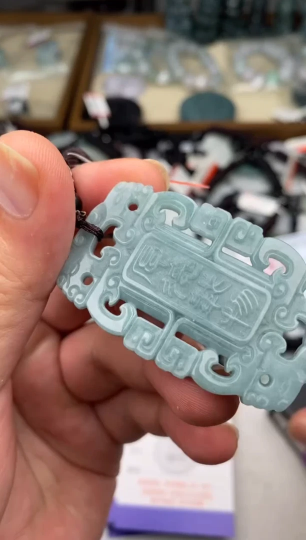 翡翠未镶嵌颈饰答*。 多样性发其一