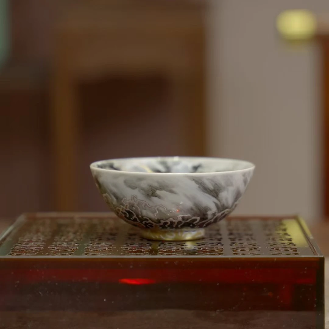 曹鸿雁 | 宝石墨彩错金银夜幕穿云龙普洱杯 80ML 景德镇陶瓷手绘