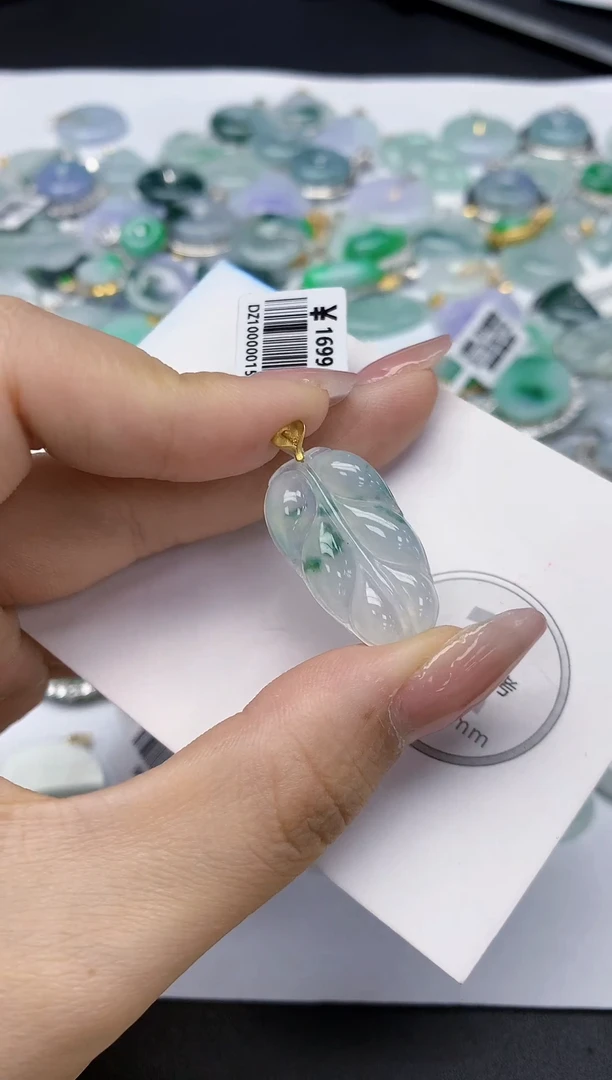 颈饰18K金镶嵌翡翠天然缅甸a货翡翠百元以上九元证书费自理