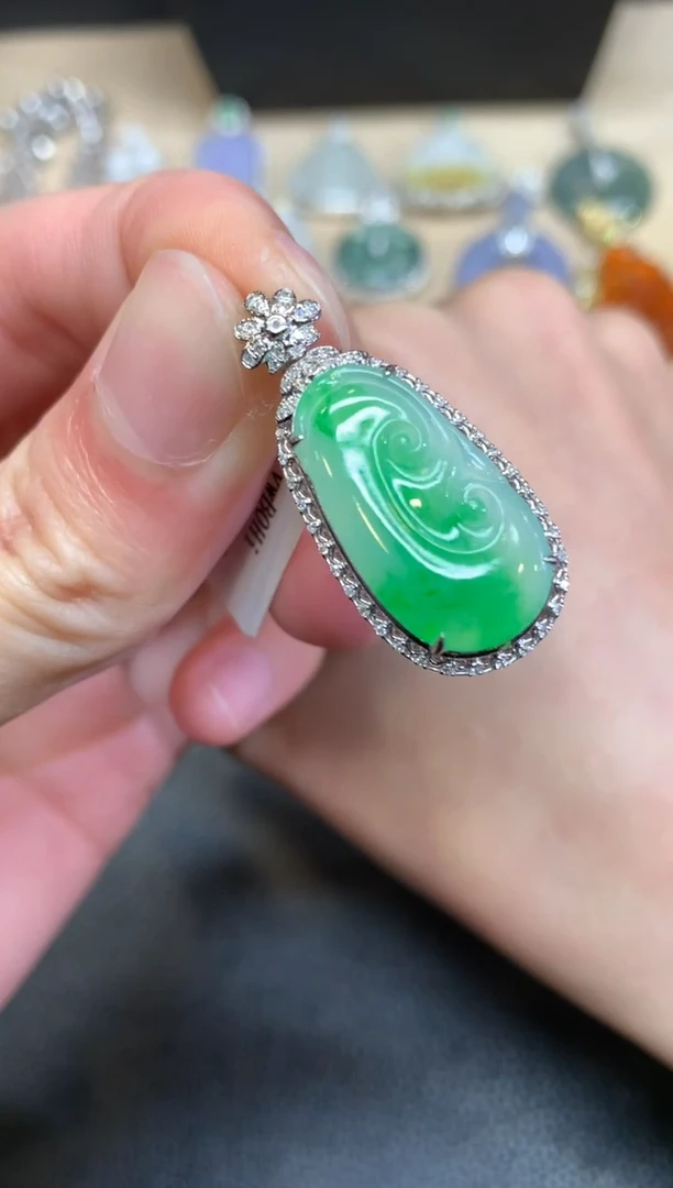 【闪购商品】翡翠颈饰18K金镶嵌如意【无服务费】