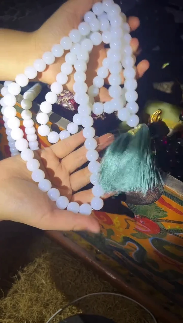 冷白色项链带流苏