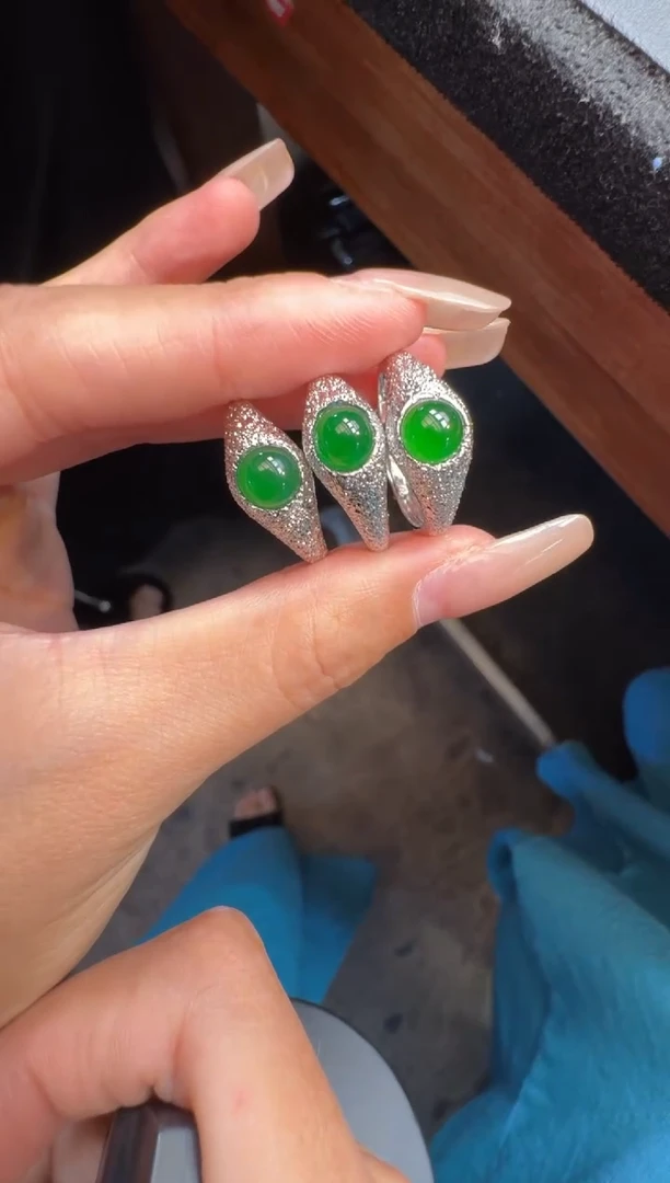未镶嵌定制翡翠翡翠A货有轻微色差属于正常现象，戒指多样性发货1