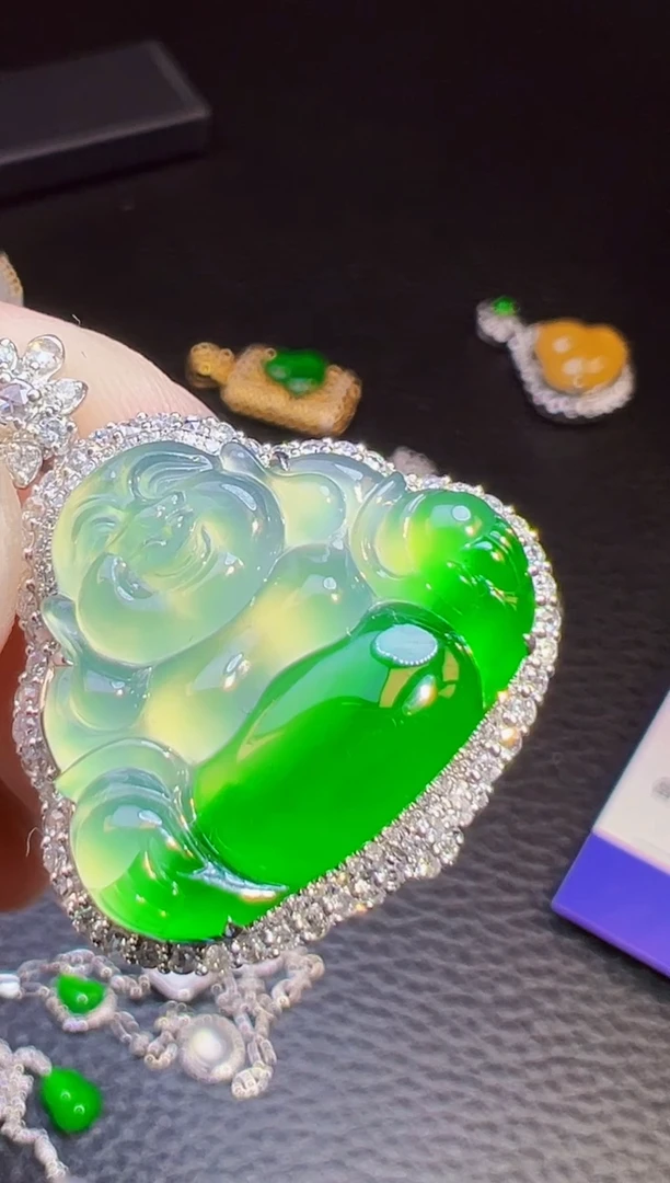 颈饰18K金镶嵌翡翠安****️翡翠