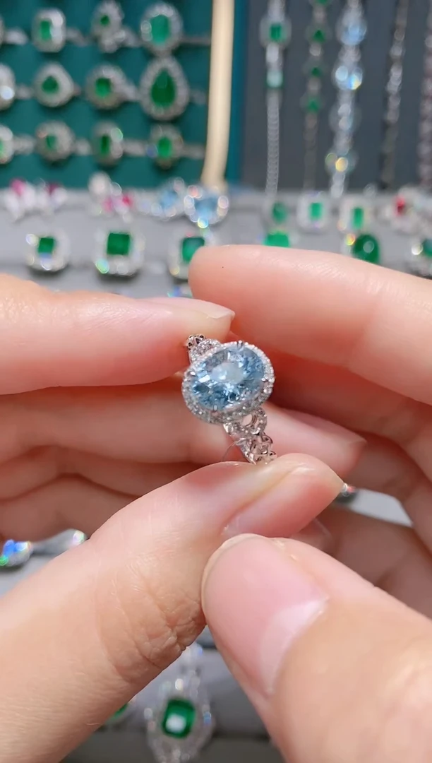 18K金镶嵌戒指海蓝宝石.
