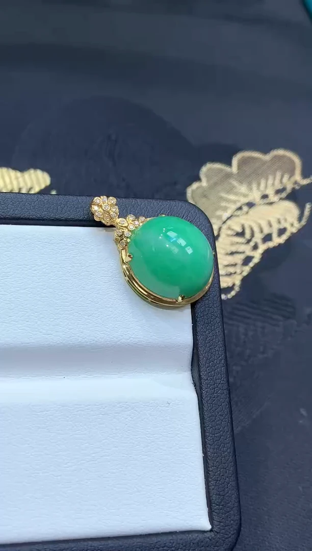 18K金镶嵌挂件翡翠玉兰花