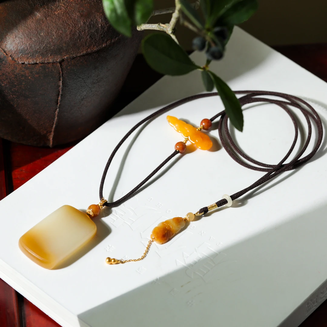 【意婵】天然典藏级和田玉且末糖无事牌翡翠18K金-909393