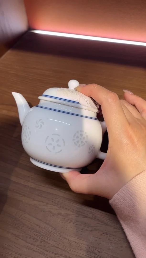 摆件景德镇玲珑壶（皮球花）