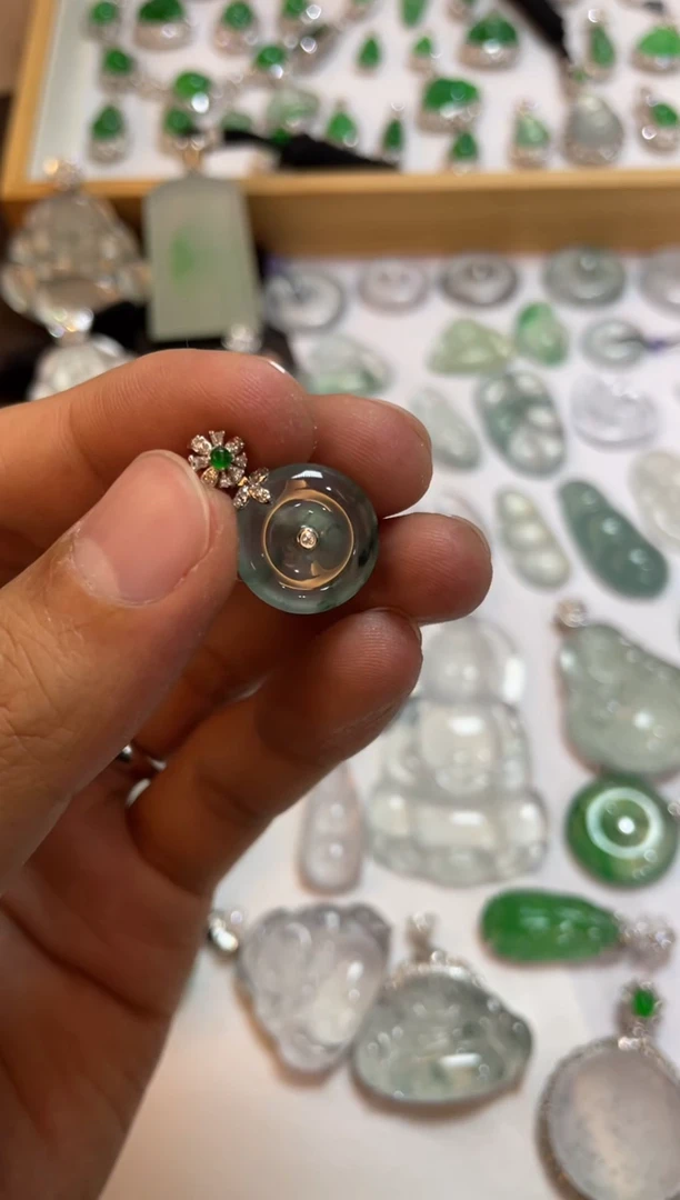 【闪购商品】翡翠吊坠(不含链)18K金镶嵌平安扣