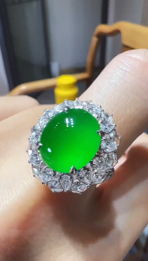 18K金镶嵌戒指翡翠蛋面