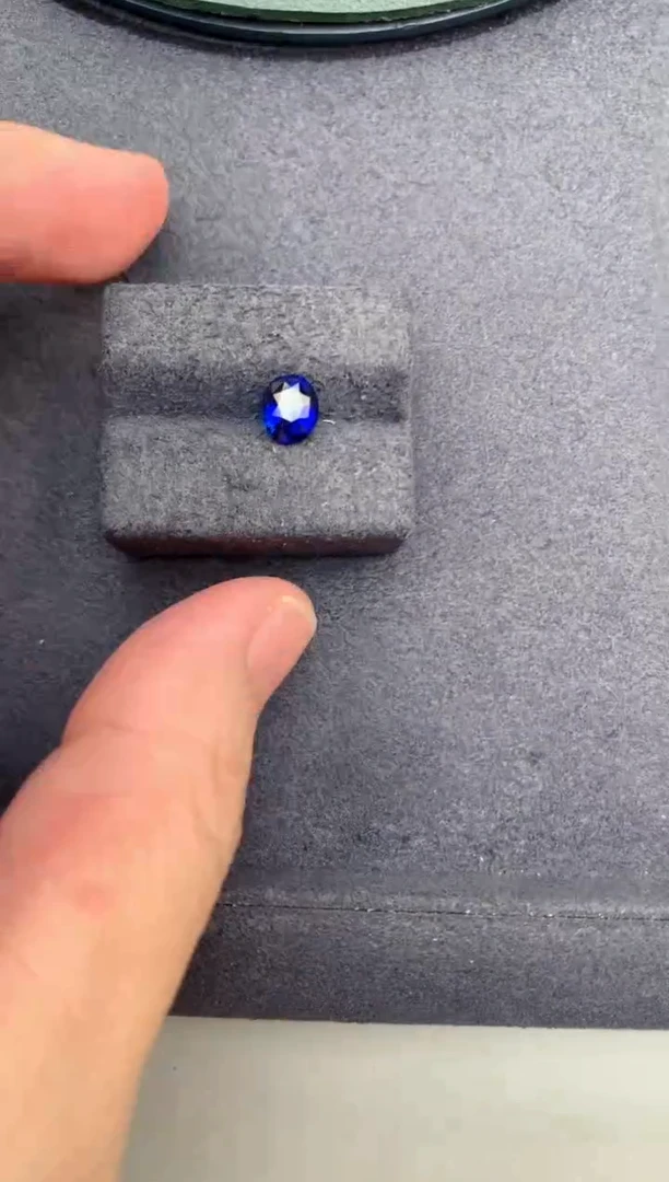 蓝宝石裸石未镶嵌1.3ct皇家蓝