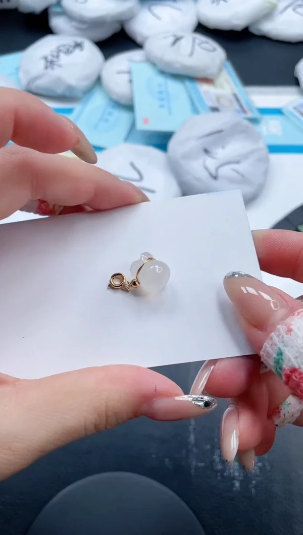 石英质玉未镶嵌颈饰福袋