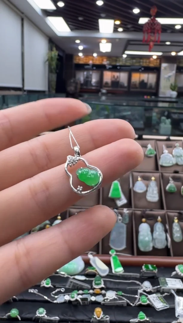 颈饰18K金镶嵌翡翠见***野葫芦