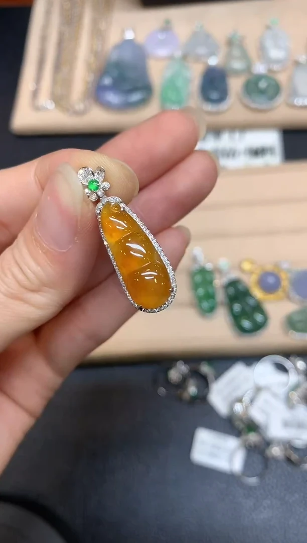 【闪购商品】翡翠颈饰18K金镶嵌福豆【无服务费